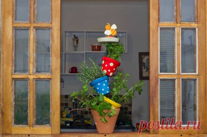 DIY vertical herb garden made of pots - Cute idea for your kitchen