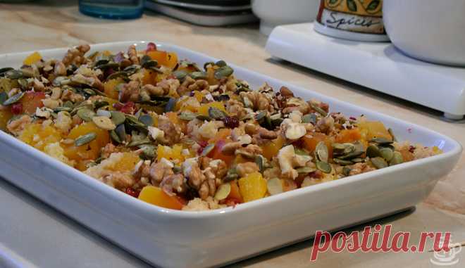 Постная пшенная каша с тыквой, брусникой и орехами |