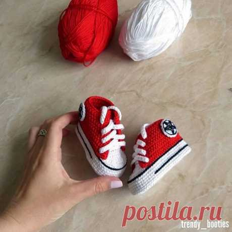 Пинетки-кеды от @baby_booties.ra 👟 👟 👟 
#довяжуипокажу #вязаныекеды #пинетки #вязаниедлямалышей