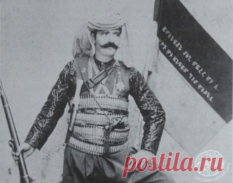 Ծնունդդ Շնորհավոր Զորավար
ՆՐԱՆԻՑ ՄԵԾ ՈՒԺ ԷՐ ՀՈՐԴՈՒՄ Գոնսալո Հ. Գուարչ (ծնվ. 1945 թ.), իսպանացի գրող
Հունիս 1905
...Նույն գիշեր Անդրանիկ Օզանյանը ներկայացավ Փարիզի Վանդոմ հրապարակի վրա գտնվող գրասենյակ:Ջլապինդ մարդ էր, դեպի հետ սանրած առատ մազերով և արևելյան ոճի մեծ բեղերով:
Կլիներ մոտ քառասուն տարեկան, թեև նրա ասես քարակերտ դեմքին՝կոպերի տակ և շուրթերի անկյուններում,կնճիռներ էին երևում:Նրանից մեծ ուժ էր հորդում,իսկ մուգ աչքերը ծակում-անցնում էին դիմացինի միջով:
Խոսքով հանդես եկավ Անդրանիկը.