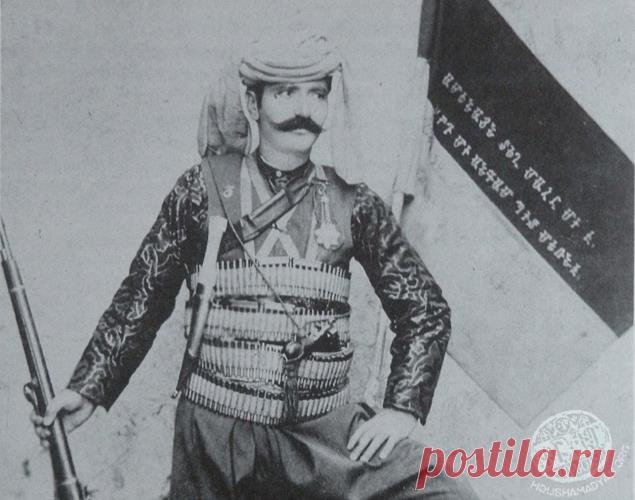 Ծնունդդ Շնորհավոր Զորավար
ՆՐԱՆԻՑ ՄԵԾ ՈՒԺ ԷՐ ՀՈՐԴՈՒՄ Գոնսալո Հ. Գուարչ (ծնվ. 1945 թ.), իսպանացի գրող
Հունիս 1905
...Նույն գիշեր Անդրանիկ Օզանյանը ներկայացավ Փարիզի Վանդոմ հրապարակի վրա գտնվող գրասենյակ:Ջլապինդ մարդ էր, դեպի հետ սանրած առատ մազերով և արևելյան ոճի մեծ բեղերով:
Կլիներ մոտ քառասուն տարեկան, թեև նրա ասես քարակերտ դեմքին՝կոպերի տակ և շուրթերի անկյուններում,կնճիռներ էին երևում:Նրանից մեծ ուժ էր հորդում,իսկ մուգ աչքերը ծակում-անցնում էին դիմացինի միջով:
Խոսքով հանդես եկավ Անդրանիկը.