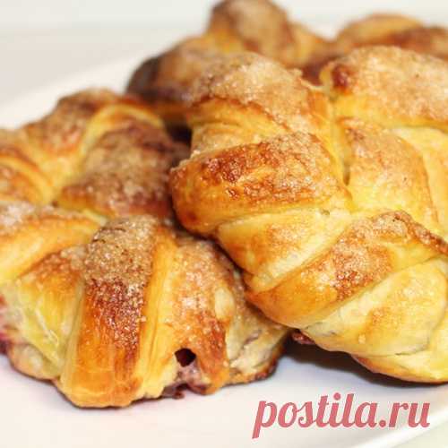 Слоеные булочки с вишней (как красиво завернуть)