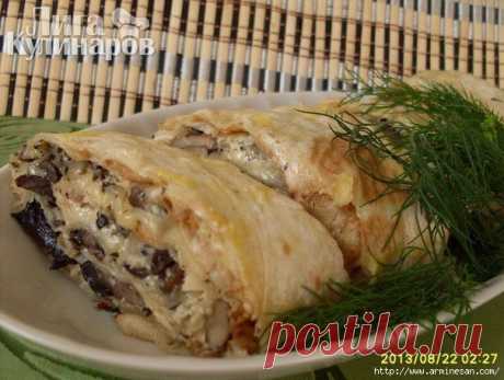 Запеченный рулет из лаваша с грибами и курицей сытная и простая в приготовлении закуска! Вкусна и в горячем, и в холодном виде).