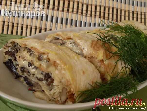 Запеченный рулет из лаваша с грибами и курицей сытная и простая в приготовлении закуска! Вкусна и в горячем, и в холодном виде).