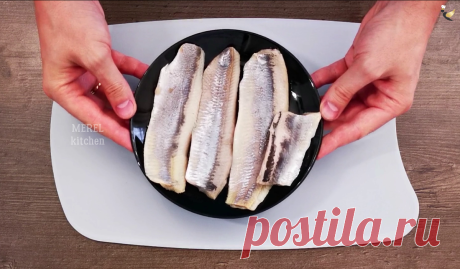 Готовлю его на каждый праздник и всем очень нравится. Вкусный салат «Прибой» с селёдкой: просто и доступно, делюсь рецептом | MEREL | KITCHEN | Яндекс Дзен
