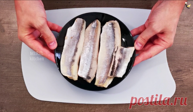 Готовлю его на каждый праздник и всем очень нравится. Вкусный салат «Прибой» с селёдкой: просто и доступно, делюсь рецептом | MEREL | KITCHEN | Яндекс Дзен
