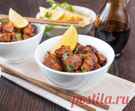 Курица в имбирном соусе на Вкусном Блоге VkusnyBlog.Com. 
На 4 порции: корень имбиря 50 г, куриное филе 600 г, луковица крупная 1 шт., чеснок 2 зубчик, соевый соус 60 мл., яблочный или рисовый уксус 2 ст.л., сахар 2 ст.л., нарезанный зеленый лук 5-6 ст.л. Можно приготовить из любой бескостной части курицы. Филе грудки, смело брать филе окорочков, с ними меньше риска пересушить курицу