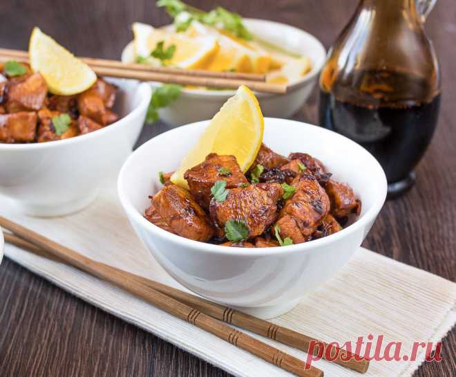 Курица в имбирном соусе на Вкусном Блоге VkusnyBlog.Com. 
На 4 порции: корень имбиря 50 г, куриное филе 600 г, луковица крупная 1 шт., чеснок 2 зубчик, соевый соус 60 мл., яблочный или рисовый уксус 2 ст.л., сахар 2 ст.л., нарезанный зеленый лук 5-6 ст.л. Можно приготовить из любой бескостной части курицы. Филе грудки, смело брать филе окорочков, с ними меньше риска пересушить курицу