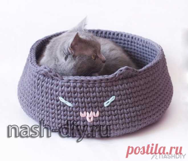 ВЯЗАНАЯ КОРЗИНКА КРЮЧКОМ ИЗ ТРИКОТАЖНОЙ ПРЯЖИ ДЛЯ КОТА,
описание: http://nash-diy.ru/vjazanie-aksessuary/vjazanye-sumki/351-vjazanaja-korzinka-krjuchkom-iz-trikotazhnoj-prjazhi-dlja-kota.html