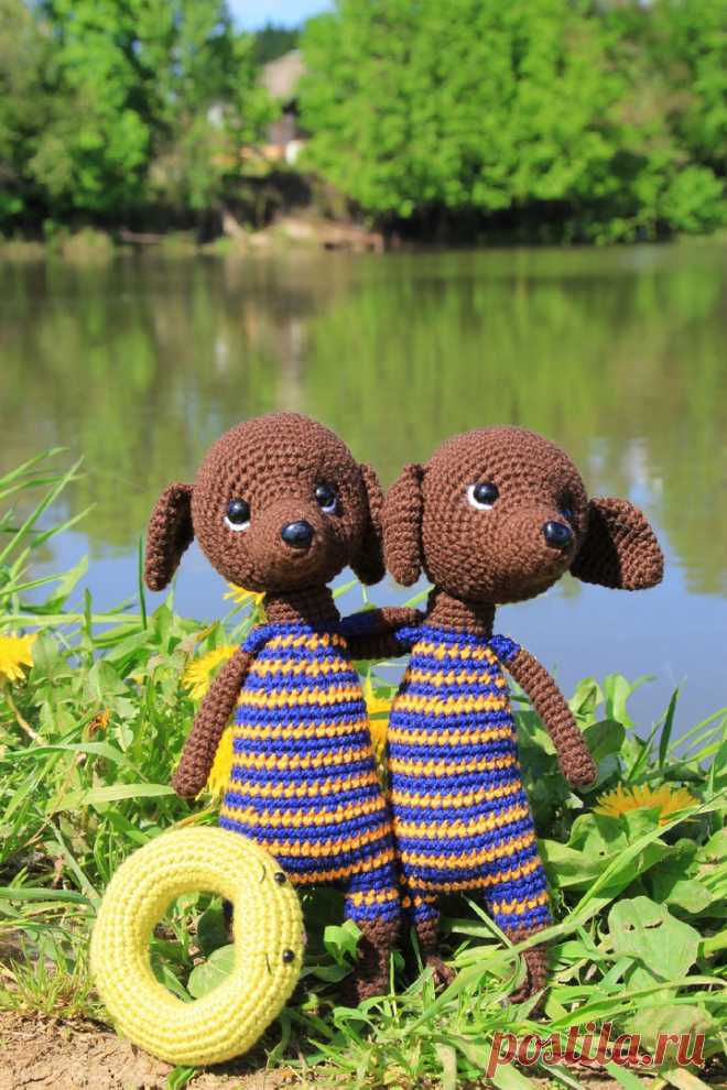 PDF Такса Риччи крючком. FREE crochet pattern; Аmigurumi animal patterns. Амигуруми схемы и описания на русском. Вязаные игрушки и поделки своими руками #amimore - такса, собака, пёс, собачка, щенок, пёсик.