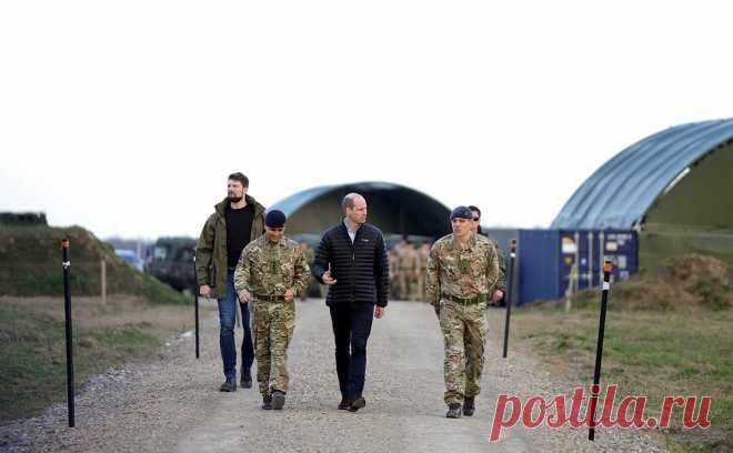 Принц Уильям приехал к британским военным в Польше на границе с Украиной. Жешув, где принц Уильям встретился с британскими военными, находится в 70 км от границы с Украиной и является важным логистическим пунктом при переброске техники, поставляемой Киеву