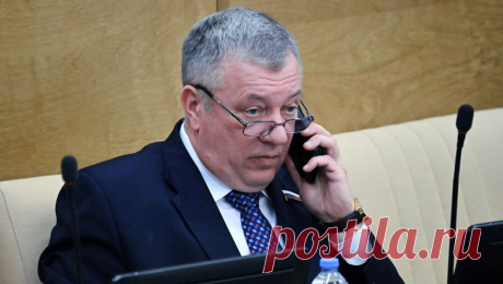 Депутат Гурулев опроверг информацию, что попал в ДТП. Депутат Государственной думы Андрей Гурулев в своем Telegram-канале уточнил, что в ДТП на дороге Мациевская – Краснокаменск в Забайкальском крае попал не он. Парламентарий пояснил, что в дорожный инцидент попала машина, которая ...