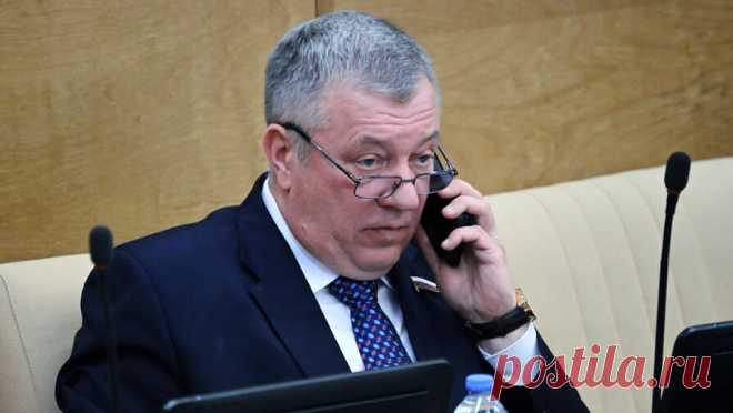Депутат Гурулев опроверг информацию, что попал в ДТП. Депутат Государственной думы Андрей Гурулев в своем Telegram-канале уточнил, что в ДТП на дороге Мациевская – Краснокаменск в Забайкальском крае попал не он. Парламентарий пояснил, что в дорожный инцидент попала машина, которая ...