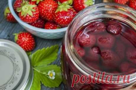 Клубничное варенье «Темный рубин»: получается особенно душистым благодаря...
Наконец—то наступило лето! На наших дачах и огородах поспела клубника, самое время приступать к заготовке варенья. Почему бы на этот раз не побаловать домашних чем-то необычным?
«Что же в варенье мо…