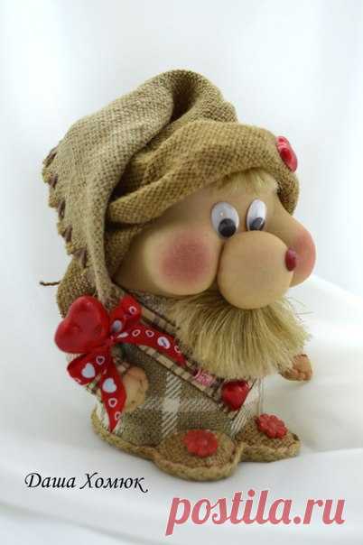 Оберег: домовой by Кисенок Лисенок =)

Для создания этого обережка нам понадобятся:
1. Катушки от скотча, полипропиленовых лент (как в данном случае) или что-то, чем Вы сможете заменить. Например, обрезок трубы или рулона, оставшегося от линолеума.
2. Одноразовые ложки.
3. Шпагат.
4. Ткань для костюма =)
5. Сантехническая пакля.
6. Карандаш, ножницы.
7. Мешковина. В моем случае - это старые мешки от картошки, предварительно выстиранные. Флористическая мешковина для этого д...