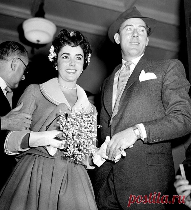 Самые яркие и необычные свадебные платья звёзд