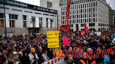 Число пострадавших в беспорядках в ходе демонстрации в Берлине превысило 20. Ситуация с беспорядками в Берлине, возникшими в ходе проведения демонстрации в память об убитых в 1919 году лидерах немецкого рабочего движения Карле Либкнехте и Розе Люксембург, обострилась. Как сообщает Bild, пострадали как минимум 20 полицейских. Читать далее