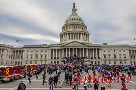 В США вновь заявили об угрозе гражданской войны. Из-за попыток Демократической партии приравнять штурм Капитолия сторонниками экс-президента Дональда Трампа к терактам 11 сентября 2001 года, в США растет угроза гражданской войны. Об этом рассказала бывший конгрессмен Тулси Гэббард в эфире телеканала Fox News.