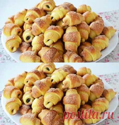 Круасcаны простым и супер вкусным способом . Всего если у вас есть 1 яйцо, молоко и мука!
250 мл. теплого молока
1 ст. л. сухих пивных дрожжей (7 г)
1 яичный белок
8 г. ванильного сахара
3 ст. л. сахарного песка
4 ст. л. масла
500 г. муки
1 ч. л. соли
40 г сливочного масла (растопленное)
2 ст. л. кукурузного крахмала
шоколад
сахарная пудра
желток + 1 ст. л. молока
Приготовление:
В миску добавляю теплое молоко, пивные дрожжи, ванильный сахар и сахар, перемешиваю. Тогда прил...
