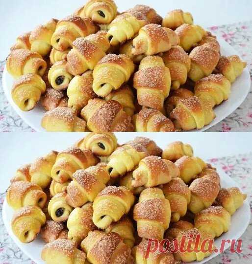 Круасcаны простым и супер вкусным способом . Всего если у вас есть 1 яйцо, молоко и мука!
250 мл. теплого молока
1 ст. л. сухих пивных дрожжей (7 г)
1 яичный белок
8 г. ванильного сахара
3 ст. л. сахарного песка
4 ст. л. масла
500 г. муки
1 ч. л. соли
40 г сливочного масла (растопленное)
2 ст. л. кукурузного крахмала
шоколад
сахарная пудра
желток + 1 ст. л. молока
Приготовление:
В миску добавляю теплое молоко, пивные дрожжи, ванильный сахар и сахар, перемешиваю. Тогда прил...
