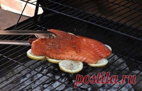 Чтобы рыба на гриле была вкуснее и не прилипала к нему, жарьте её на лимонах. / Вкусные привычки