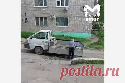 В российском городе пенсионер самостоятельно засыпал ямы на дорогах