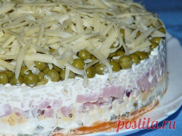 Нежный салатик с ветчиной и рисом

Нам понадобится:
вар.морковь (на тёрке)
марин.огурец (кубиками)

белок (на тёрке) 
желток (на тёрке)
ветчина(кубиками)
лук 
отвар. рис 
горошек 
сыр (на тёрке)
Всё выложить слоями и смазать майонезом.Приятного аппетита!!!!