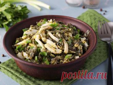 Салат с кальмарами, морской капустой и яйцом — рецепт с фото пошагово