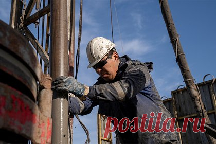 Стали известны планы ОПЕК+ о сокращении нефтедобычи. На встрече стран альянса ОПЕК+ будет поднят вопрос дополнительного сокращения мировой нефтедобычи на 1-2 миллиона баррелей в сутки, рассказали источники. За уменьшение добычи топлива выступает Саудовская Аравия, а Нигерия и Ангола высказываются против. Не слишком поддерживают эту инициативу и ОАЭ.