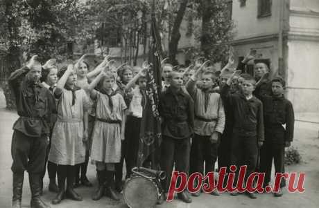 Как начинался СССР: Коллекция ретро фотографий, сделанных в первые годы после революции 





Уникальные фотографии, сделанные в первые годы после Октябрьской революции.
Все эти фотографии были сделаны в первые послереволюционные годы – с 1917 по 1936. Съезды Советов, первые празднования…