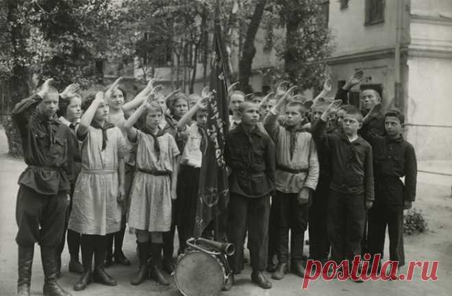 Как начинался СССР: Коллекция ретро фотографий, сделанных в первые годы после революции 





Уникальные фотографии, сделанные в первые годы после Октябрьской революции.
Все эти фотографии были сделаны в первые послереволюционные годы – с 1917 по 1936. Съезды Советов, первые празднования…