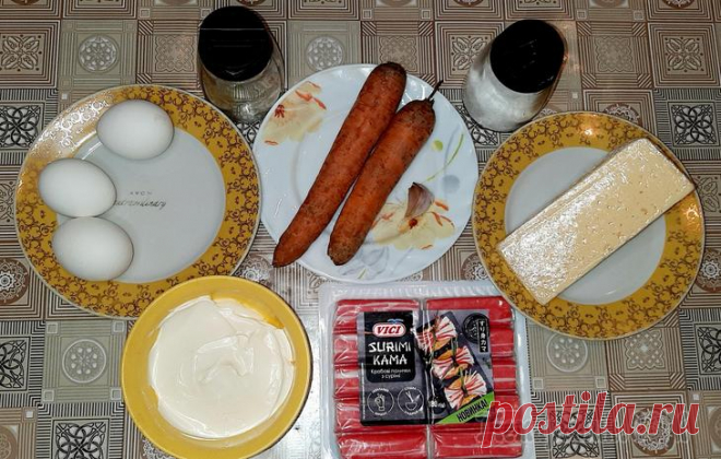 Слоеный салат с крабовыми палочками и сыром