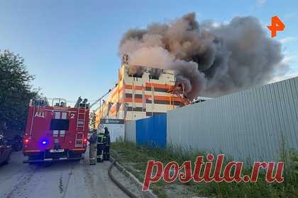 Очевидцы сняли на видео мощный пожар на складе в российском городе