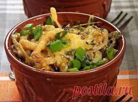 Куриные сердечки с грибочками в сырном соусе!
Сердечки-300 гр.
Грибы(у меня белые)-200 гр.
Лук репч.- 2 шт.
Морковь-1 шт.
Сыр-50 гр.
Сметана-2 стол.л.
Мука-1 ч.л.
Вода-0.5 стакана.
1.Сердечки разрезать пополам,хорошо промыть.Обжарить в течении 10 минут.
2.Грибы (у меня уже отвар.)нарезать,обжарить с луком и морковью.
3.Сыр натереть+сметана+вода,специи.
4.В горшочек уложить сердечки,затем грибы с овощами,залить соусом.
5.Запекать при 200*-40 минут.
6.Перед подачей посыпать зеленью!