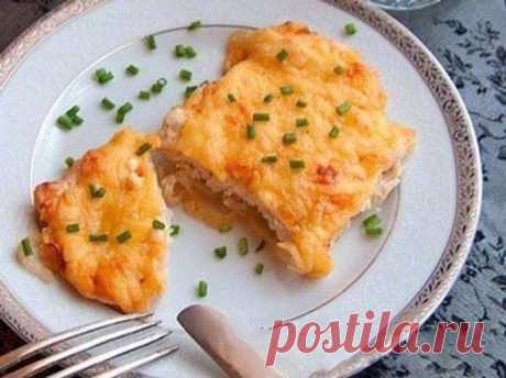 ДИЕТИЧЕСКОЕ МЯСО ПО-ФРАНЦУЗСКИ 🍅
Для тонкой талии 🍴
Ингредиенты:
● куриное филе — 2 шт. (250 г)
● помидор 2 шт.
● репчатый лук — 2 шт.
● яйцо куриное — 1 шт.
● сыр любой нежирный и твердый — 100 г
● натуральный йогурт 1 ст. л.
● перец черный молотый, соль
Потготовление:
Для приготовления мяса по-французски из курицы филе порезать на тоненькие кусочки. Отбить. Кусочки курицы сложить в миску и помыть. Яйцо взбить, добавить к курице, посолить, поперчить и перемешать.Помидор порезать кружочкам