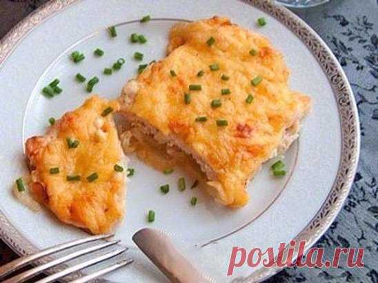 ДИЕТИЧЕСКОЕ МЯСО ПО-ФРАНЦУЗСКИ 🍅
Для тонкой талии 🍴
Ингредиенты:
● куриное филе — 2 шт. (250 г)
● помидор 2 шт.
● репчатый лук — 2 шт.
● яйцо куриное — 1 шт.
● сыр любой нежирный и твердый — 100 г
● натуральный йогурт 1 ст. л.
● перец черный молотый, соль
Потготовление:
Для приготовления мяса по-французски из курицы филе порезать на тоненькие кусочки. Отбить. Кусочки курицы сложить в миску и помыть. Яйцо взбить, добавить к курице, посолить, поперчить и перемешать.Помидор порезать кружочкам