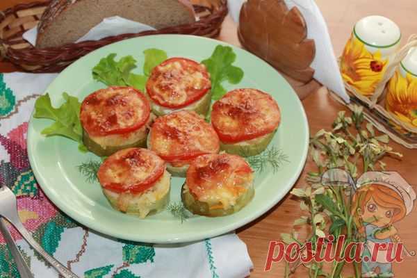 Кабачки фаршированные рисом: пошаговый рецепт приготовления закуски Кабачки фаршированные рисом – отличная закуска или горячее блюдо для торжества или будней. Выглядит кушанье удивительно эффектно, а по вкусу – настоящая палитра оттенков. Готовка не занимает много времени, а результат впечатляет красотой и многогранностью.