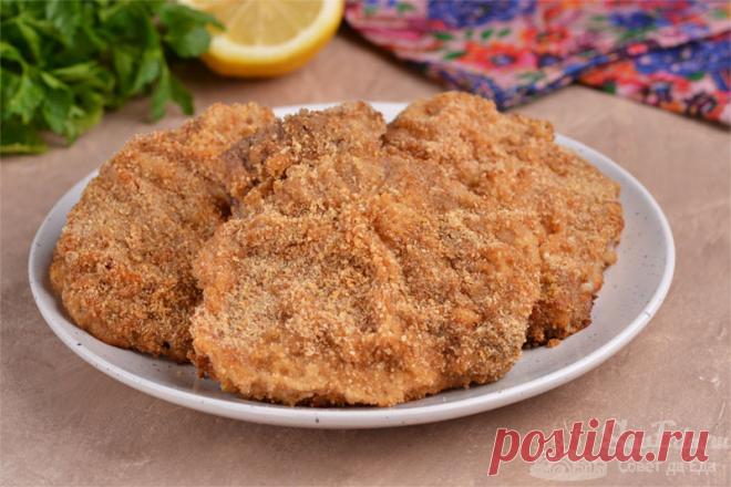 Свинина в панировочных сухарях в духовке.

Сочные кусочки свинины с хрустящей корочкой в духовке. Для придания аромата мясо посыпаем чесночным порошком, для смягчения используем лимонный сок, а для панировки измельченные сухари, которые защищают свинину от пересыхания и сохраняют ее соки внутри. Филе становится очень нежным, тающим во рту.