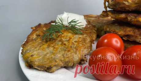 Драники из баклажанов без картошки: оказывается это очень вкусно (делюсь рецептом)  Драники.
Это название я полюбила еще с детства.
Помню, как мама готовила их на картофельный праздник и как я радовалась, что картошка теперь будет не часто появляться на нашем столе.
Но время шло, и я уже сама могла приготовить их в любой момент.
И сегодня мы все вспомним их вкус.
Драники из баклажана – это отличное блюдо на ужин, которое готовится быстро и без лишних затрат.
В них нет такого огромного количест…