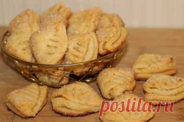 Творожное печенье "Гусиные лапки" Ингредиенты:Творог (9%) &mdash; 200 гМасло сливочное &mdash; 150 гЯйцо &mdash; 1 шт.Мука &mdash; 280 гСода &mdash; 0,5 ч. л.Сахар &mdash; по вкусуПриготовление: Творог натереть на мелкой терке и смешать с размягченным сливочным маслом (или маргарином). Добавить яйцо и перемешать. Добавить...