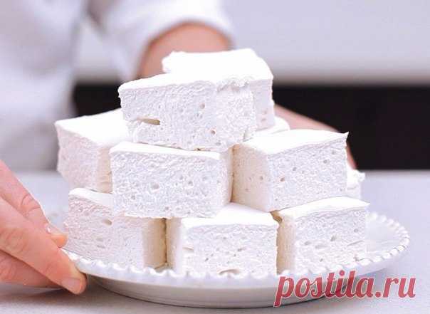 Домашний зефир 

Ингредиенты: 
-Кефир — 1 л 
-Сметана нежирная — ¾ стакана 
-Сахар — 1 стакан 
-Желатин — 2 ст. л 
-Вода — 2 стакана 
-Ванильный сахар — ½ пакетика. 

Приготовление: 
1. Желатин замочить в теплой воде на 30-40 минут, затем на медленном огне, непрерывно размешивая, довести до кипения, снять с огня и охладить до комнатной температуры. 
2. Кефир, сметану, обычный и ванильный сахар перемешать и взбивать венчиком или миксером в течение 5-6 минут. Потом, продолжа...