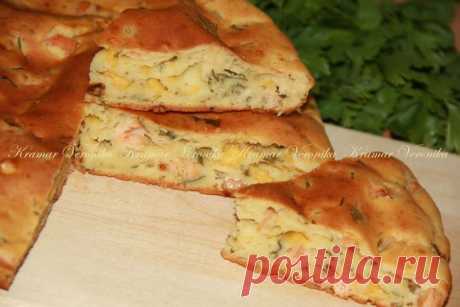 Наливной пирог с рыбой, сыром и зеленью.