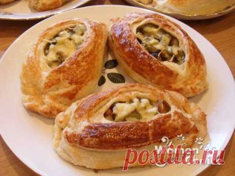 Лодочки из слоеного теста с картофелем, мясом и огурчиками.