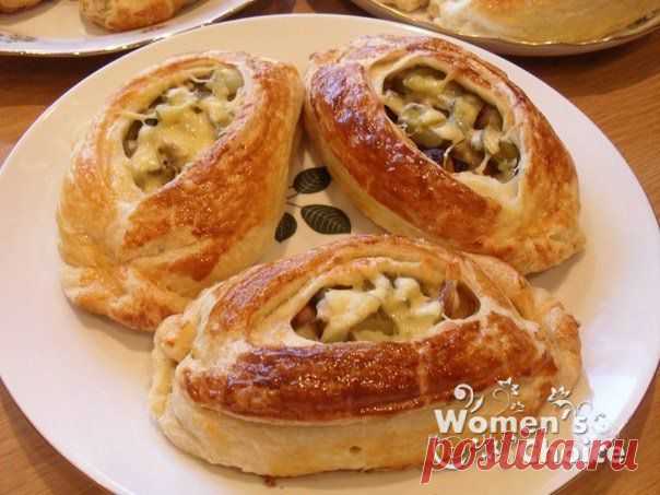 Лодочки из слоеного теста с картофелем, мясом и огурчиками.