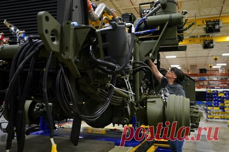 В России представили ответ HIMARS. Российская делегация представила на полях выставки оборонной промышленности IDEX-2023 в Абу-Даби ответ американской РСЗО HIMARS — ее отечественный аналог. Речь идет о так называемом блоке системы управления высокоточного реактивного снаряда, который применяется в составе комплекса «Торнадо-С».