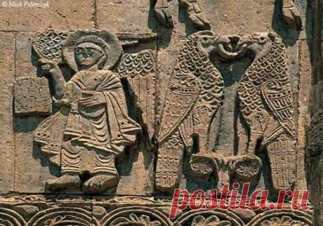 Ս. Սահակն ու Ս. Համազասպն Արծրունյաց իշխանական տնից են և Վասպուրականում տանուտիրություն էին անում այն ժամանակ, երբ արաբական խալիֆայությունը խիստ սաստկացրել էր հալածանքները քրիստոնյաների դեմ:785 թթ. Հայաստանում նոր կառավարիչ է նշանակվում, և իշխաններն իրենց կրտսեր եղբոր՝ Մերուժանի հետ սահմանված այցելություն են կատարում:
Կառավարիչն ապստամբության մեղադրանքով ձերբակալում է նրանց և տանջանքների սպառնալիքով պահանջում է խզել կապերը հույների հետ` հրաժարվելով քրիստոնեական դավանանքից: