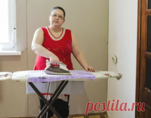 Мечтала, чтобы дочка выучилась … А сейчас ей и диплом не нужен, и хозяйство вести не умеет… Даже постельное белье не утюжит…

– Стыдно мне за дочку, – вздыхает соседка Алевтина Семеновна. – Вот пока я жива – помогаю. А что будет, когда меня не станет?
– Да что случилось-то? – спрашиваю. – У Вас со здоровьем что-то? Откуда такие мысли?
Мы часто сидим с Алевтиной Семеновной за чашечкой чая
То я к ней приду, то она ко мне заглянет. Знаем друг дружку очень давно.