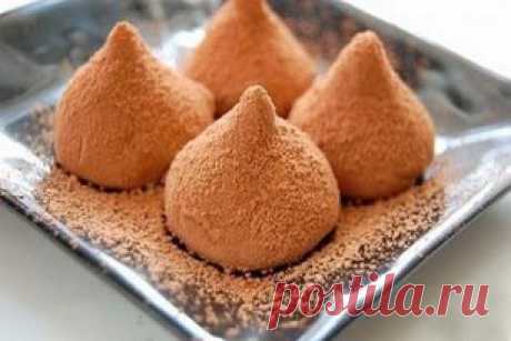 Конфеты из сухого молока
ИНГРЕДИЕНТЫ:
Молоко сухое  250 гр
Сахар  300-350 гр
Сливочное масло  100 гр
Вода  100 мл
Какао  2-3 ст.л
Ванилин
ПРИГОТОВЛЕНИЕ:
Шаг 1 
Наливать воду, добавить сахар, ставить на огонь. Сварить сироп. После закипания на медленном огне варить около 7-10 минут, пока не загустеет
Шаг 2 
В горячий сироп добавить сливочное масло. Хорошо перемешать
Шаг 3 
Постепенно, в несколько этапов, всыпать сухое молоко, постоянно помешивая. Масса должна получиться мягкой, эластичной и без