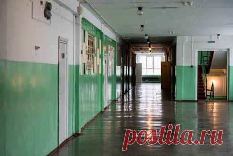 Учителей российской коррекционной школы заподозрили в издевательствах над детьми. Двоих учителей петербургской коррекционной школы заподозрили в издевательствах над детьми. Факт непедагогического отношения к детям с особенностями развития удалось установить после того, как мать одного из учеников записала происходившее в учебном учреждении на диктофон.