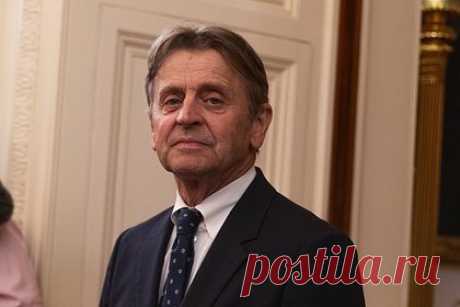 На стене российской школы разместили цитату осудившего СВО артиста. Мэр Кисловодска Евгений Моисеев потребовал убрать цитату советского танцовщика и балетмейстера Михаила Барышникова со стены местной хореографической школы. Он пообещал разобраться в том, кто инициировал размещение цитаты осудившего спецоперацию деятеля на стене детского учреждения.
